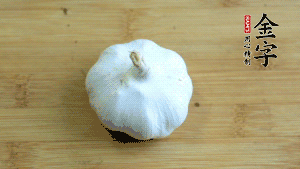 大蒜切成蒜末。（先把大蒜拍扁后，再切碎會(huì)容易很多。）