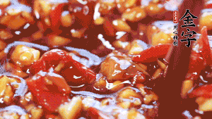 加入蒜末后攪拌均勻，讓每一種味道更加融合。(這個(gè)醬汁是不是看起來(lái)很誘人啊^_^)