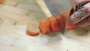 食材洗凈后，胡蘿卜切成塊，鮮香菇切成十字花刀備用。