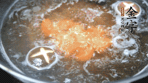 將烏冬面放入調(diào)好味的面湯中一起煮熟。（選擇烏冬面的原因，第一是因為菜鳥也能很好地做出成品，而不用擔(dān)心會糊鍋或者黏在一起；第二是因為白色的面條，在夏天看起來更有食欲。）