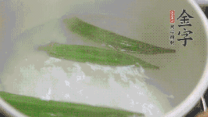 在煮面湯時，就可以做其他步驟了。比如把秋葵汆水，橫切成星星造型；雞蛋煮熟，切成兩半；黃瓜切成絲。