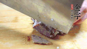 金字鹵牛肉打開包裝，把牛肉切成片狀。（眼見為實，用一整塊牛肉鹵制的鹵牛肉哦，牛肉的香氣感覺撲鼻而來有木有?。。。?>
					</div>
					<span>步驟 6/7</span>
					<p>金字鹵牛肉打開包裝，把牛肉切成片狀。（眼見為實，用一整塊牛肉鹵制的鹵牛肉哦，牛肉的香氣感覺撲鼻而來有木有！?。。?/p>
				</li><li>
					<div   id=