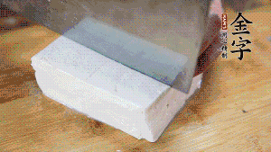 豆腐切成小塊，臘肉切成薄片，辣椒切成小圈。