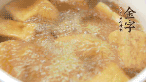 另起一個湯鍋，倒入適量清水，加入炸好的豆腐塊。待水沸騰后，加入臘肉，用生抽、料酒、火腿高湯調(diào)味。燉煮至臘肉熟透，加辣椒圈增加點辣味。（調(diào)料可以根據(jù)個人口味適當(dāng)調(diào)整，火腿高湯能夠讓湯汁更加層次豐富。）