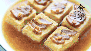 裝盤時，撒上蔥花裝飾。