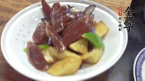 加少量生抽、鹽、糖、雞精調味，炒熟出鍋即可。