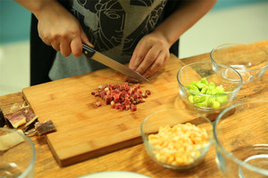 金字火腿隔水蒸15分鐘后切成小丁。