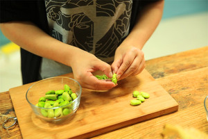 蠶豆剝除外殼，剩下嫩嫩的蠶豆。
