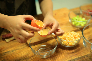 雞蛋蛋白和蛋黃分開，把蛋黃打散。