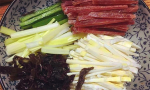 黑木耳泡發(fā)，黑木耳、韭黃、雷筍、青椒切成絲。