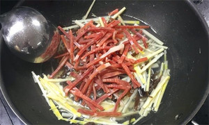 火腿絲、筍絲、黑木耳絲汆水后，瀝干。
