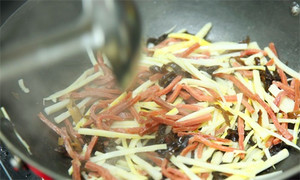 起油鍋，蒜茸煸香，倒入所有食材，加料酒翻炒至熟即可。