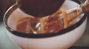 筍干提前冷水浸泡3小時(shí)，浸泡后將筍干撕成條狀。