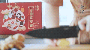 將處理好的老鴨放入冷水鍋中，丟入姜片，冷水煮沸去腥。