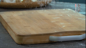 【面皮】3.案板撒點(diǎn)糯米粉，將面團(tuán)搓成均勻的小團(tuán)子。