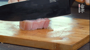 【餡料】1.金字淡咸肉加姜片料酒焯水，春筍焯水后切成小丁。