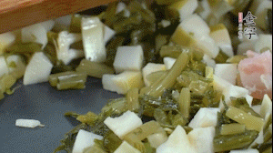【餡料】2.鍋中油8成熱時(shí)，依次放入春筍、雪菜、淡咸肉，翻炒出香味。