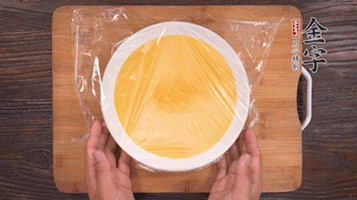 去除雞蛋液浮沫后，沸水上鍋蒸6分鐘。