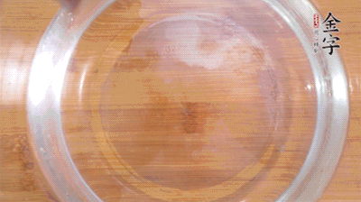 金字火腿切小片，浸泡5分鐘。