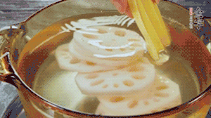 把藕和土豆焯水至八成熟，盛出瀝干水分。