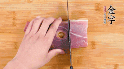 金字火腿切片，老豆腐切成塊，海鮮菇洗凈。