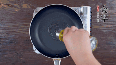 魚頭對開，洗凈瀝干。鍋中加油，把魚頭兩面煎至金黃色，期間加蔥姜，每面約需時2-3分鐘。