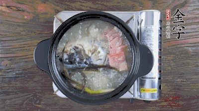 放豆腐、海鮮菇繼續(xù)中小火煮5分鐘。