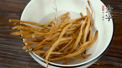 黃花菜、香菇提前泡發(fā)。黃花菜去掉硬頭，香菇切片。