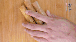 山藥去皮切斜刀塊，毛豆去外殼去膜，姜切片。