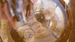 鍋中依次放姜片、排骨、火腿，加料酒、清水煮開(kāi)轉(zhuǎn)小火煮30分鐘。