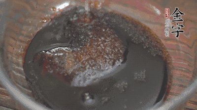 調(diào)配醬汁：耗油、生抽、老抽、糖、鹽、清水攪拌均勻。