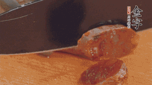 麻辣香腸蒸熟后，切片待用。