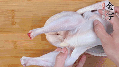 菌菇分別冷水泡發(fā)。雞處理干凈后剁成小塊，放水中浸泡半小時(shí)去血水。