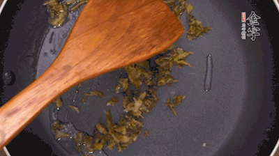 鍋中3成油溫時(shí)，下雪菜、辣椒圈翻炒40秒。