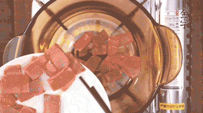 砂鍋中依次放火腿片、豆腐，大火燉開(kāi)轉(zhuǎn)中小火。