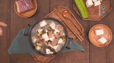 出鍋前撒蔥花。