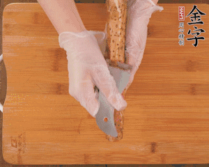 山藥去皮切滾刀塊，熱水汆燙30秒，撈出冷水浸泡。