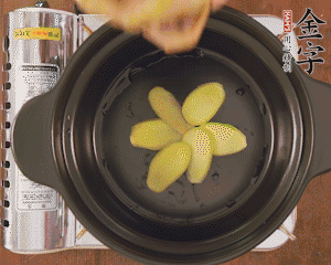 準(zhǔn)備土砂鍋，放姜片、鴿子、火腿片、蔥結(jié)、料酒，加沒(méi)過(guò)食材多些的清水，中小火燉煮。