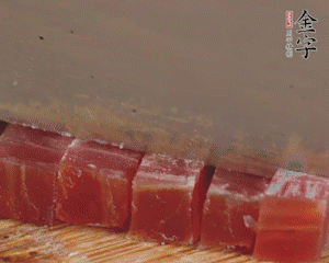 金字火腿切丁，春筍剝殼切丁，豌豆剝粒。