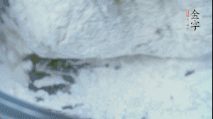 【面皮】2.將糯米粉和粳米粉混合，加煮好的艾草和適量清水，揉搓成面團(tuán)。