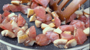 【餡料】4.鍋中油8成熱時(shí)，依次放入菌菇丁、香腸丁，適當(dāng)放點(diǎn)糖調(diào)味，炒熟。