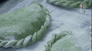 【制作】2.蒸架上墊浸濕的屜布，再放上清明果，大火蒸10~15分鐘，完成，出鍋啦！