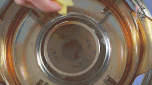 金字淡咸肉加姜片、料酒，冷水入鍋焯水。