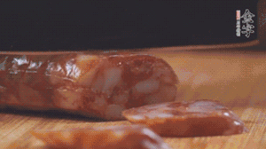 金字麻辣香腸切片，小青菜焯熟備用。