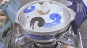 每隔30s將鍋傾斜一側(cè)。（受熱更均勻，鍋巴更噴香）