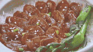 燜好后放入小青菜，均勻淋上醬汁，撒上蔥花或芝麻即可。