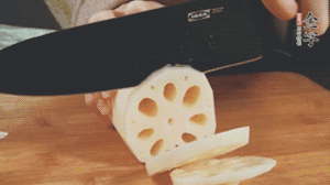 蔬菜清洗干凈切片。