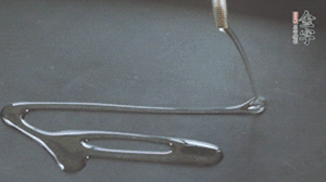 鍋中加少許油，爆香蔥姜蒜、香料 ，喜歡麻的也可以加點(diǎn)花椒！接著放入郫縣豆瓣醬煸炒出紅油。