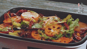 加入金字麻辣香腸，翻炒5分鐘左右。再加入之前準(zhǔn)備好的蔬菜，翻炒均勻，最后放入蝦。