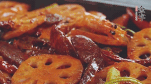 撒上芝麻和蔥，一道鮮香熱辣的麻辣香腸香鍋就做好了！